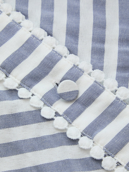Rückansicht eines gestreiften Damen Midikleids mit Neckholder