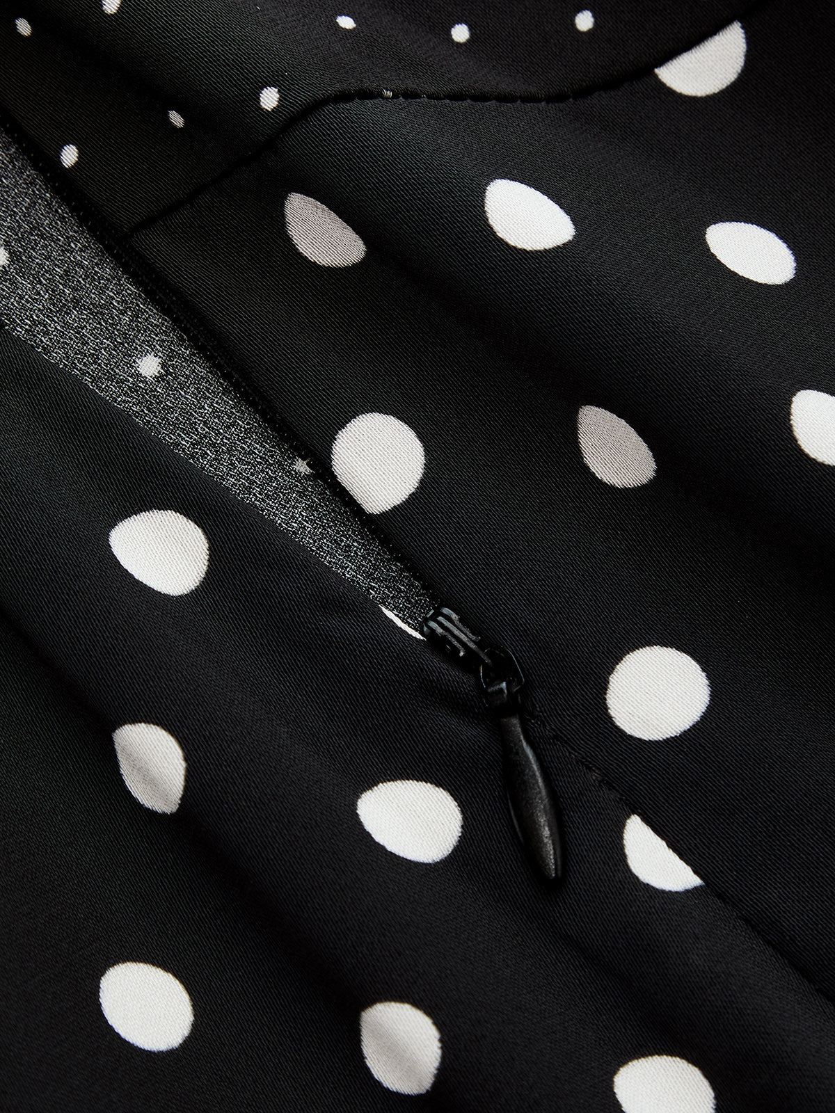 Detailaufnahme von Polka Dots, Patchwork und Spitzenbesatz am Midirock