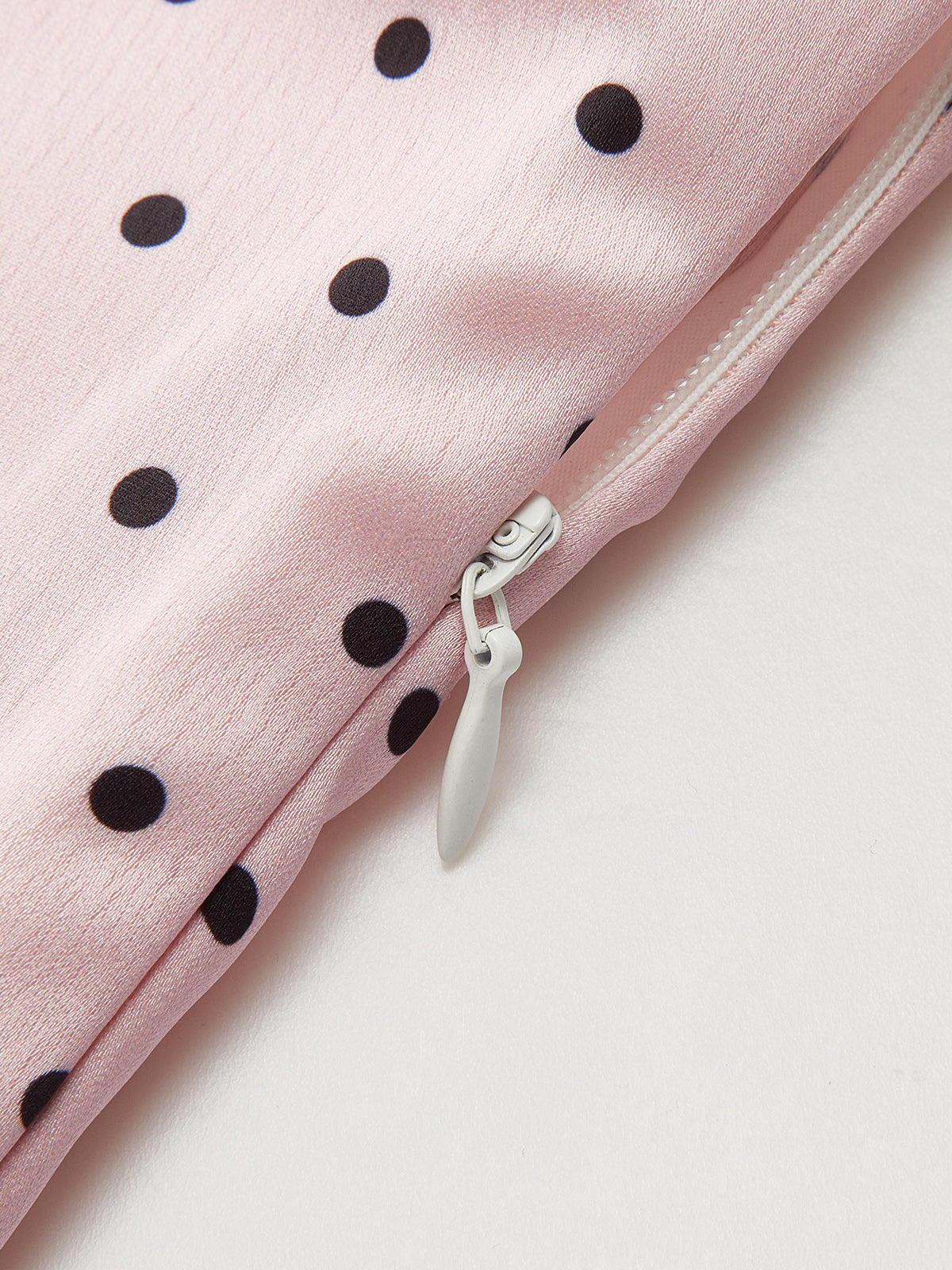 Detailansicht des Satinstoffs mit Polka Dots und geraffter Silhouette