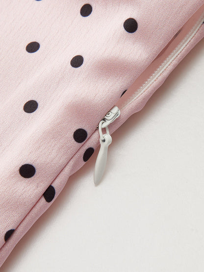Detailansicht des Satinstoffs mit Polka Dots und geraffter Silhouette
