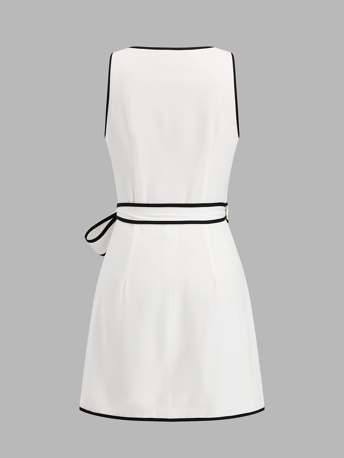 Rückansicht des ärmellosen Damen Mini Wickelkleids mit sauberem Kontrastdetail