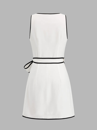 Rückansicht des ärmellosen Damen Mini Wickelkleids mit sauberem Kontrastdetail