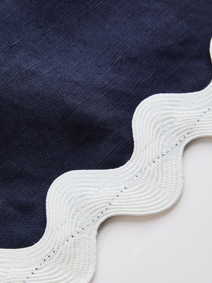 Detailaufnahme der Wellenkante am ärmellosen Minikleid aus Leinenmix