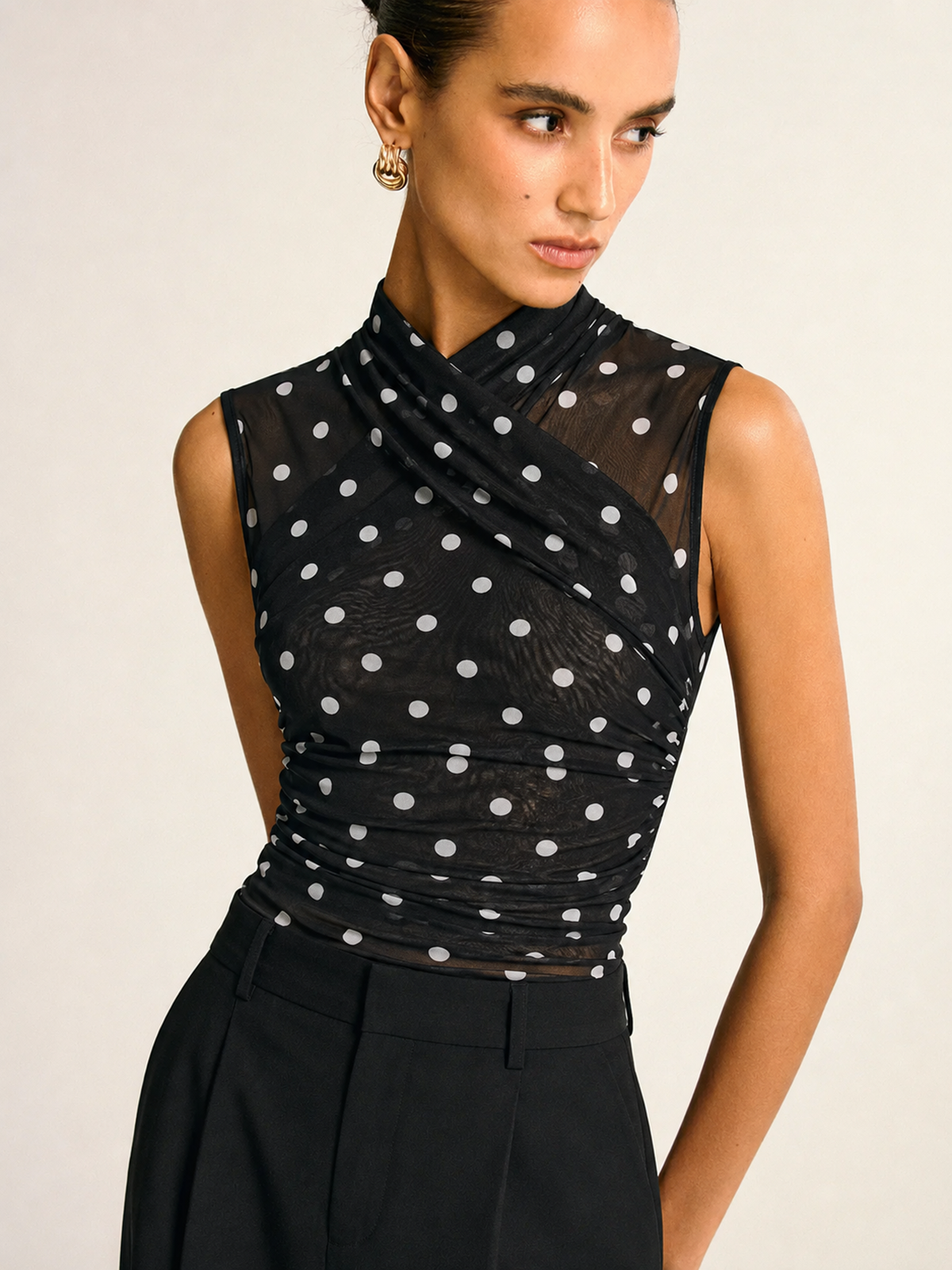 Damen Mesh Top mit Polka Dots und Raffungen in Vorderansicht
