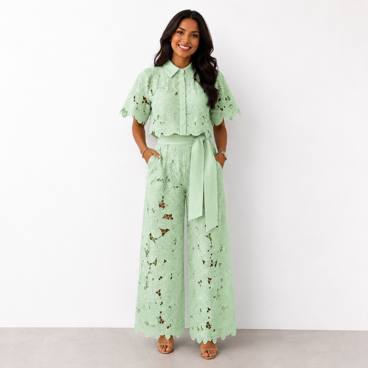 Damen Zweiteiler in zeitlosem Chic mit luftigem Oberteil und weiter Hose
