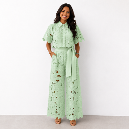 Damen Zweiteiler in zeitlosem Chic mit luftigem Oberteil und weiter Hose