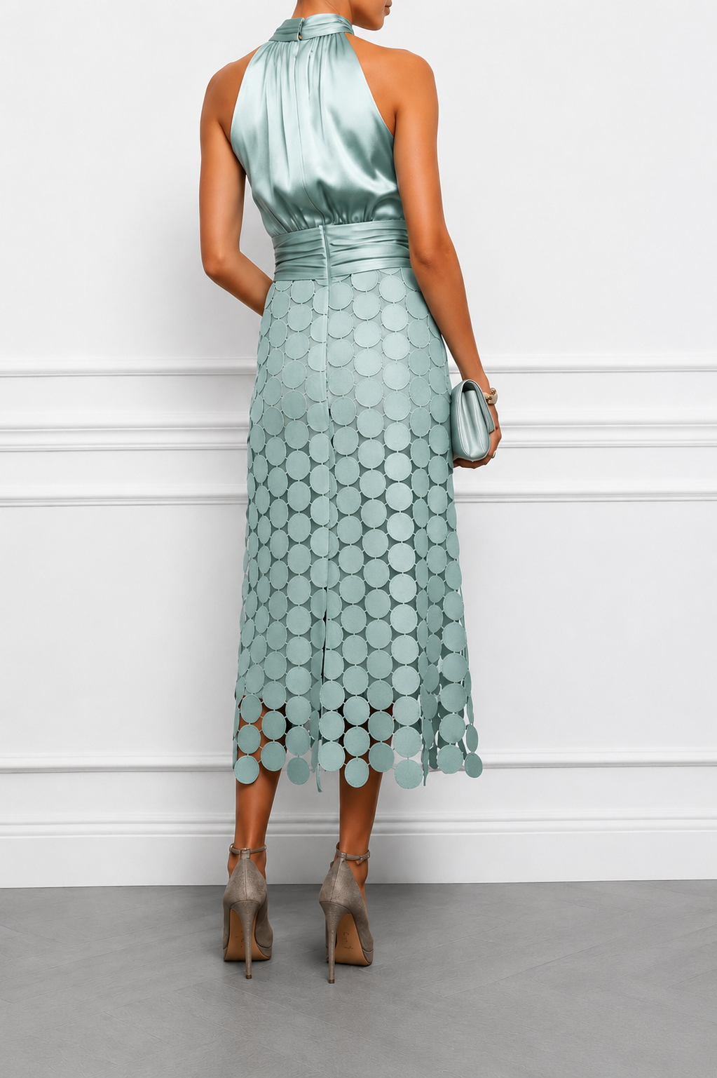 Elegantes Damen Midikleid mit Halterneck und Satinoptik in natürlicher Pose