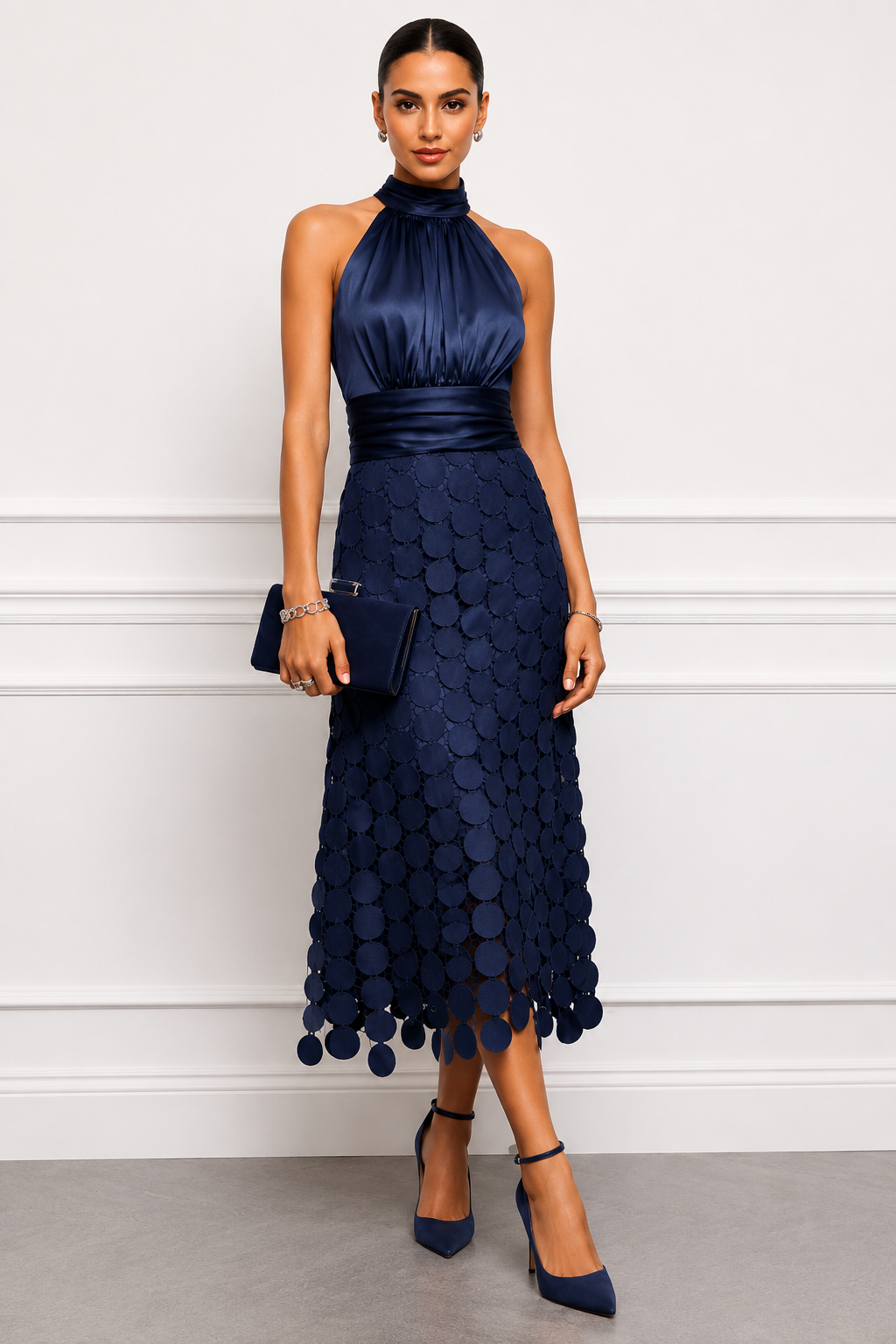Damen Midikleid mit Halterneck und Satinoptik als Detailansicht des Stoffes