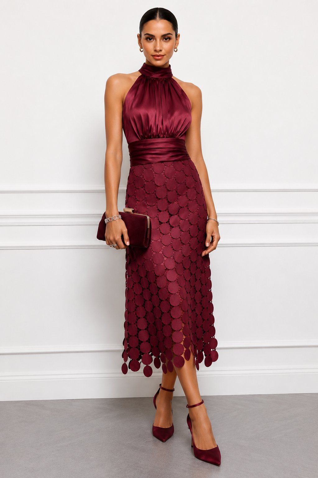 Damen Midikleid mit Halterneck und Satinoptik als Detailansicht des Ausschnitts