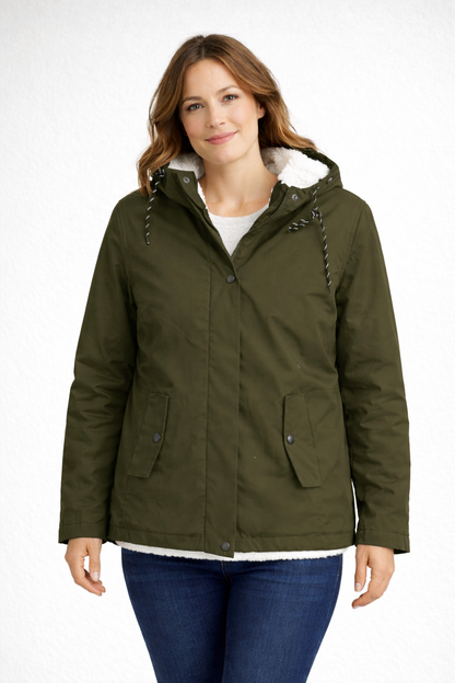 Detailansicht der Kapuze an einer warmen Damen-Winterjacke