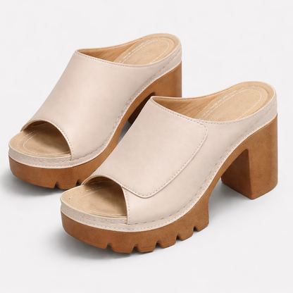 Damen Plateau-Sandaletten elegant präsentiert in vollständiger Produktansicht