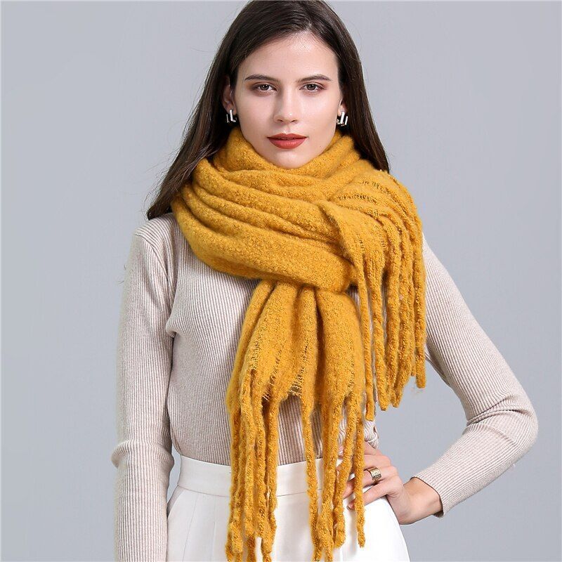 Schal mit Quasten als vielseitiges Modeaccessoire