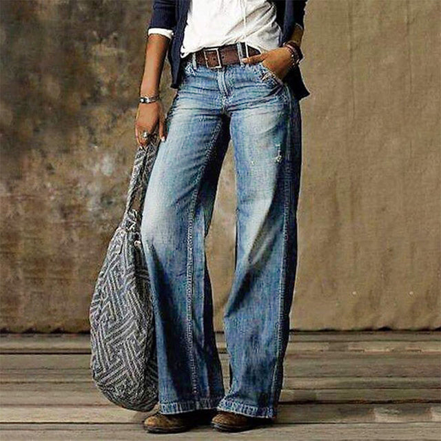 Weite Damenjeans aus Denim mit schmeichelnder Silhouette in Vorderansicht
