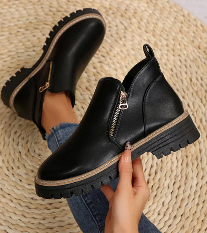 Damen-Stiefeletten mit Plateau und rundem Zehenbereich in der Vorderansicht