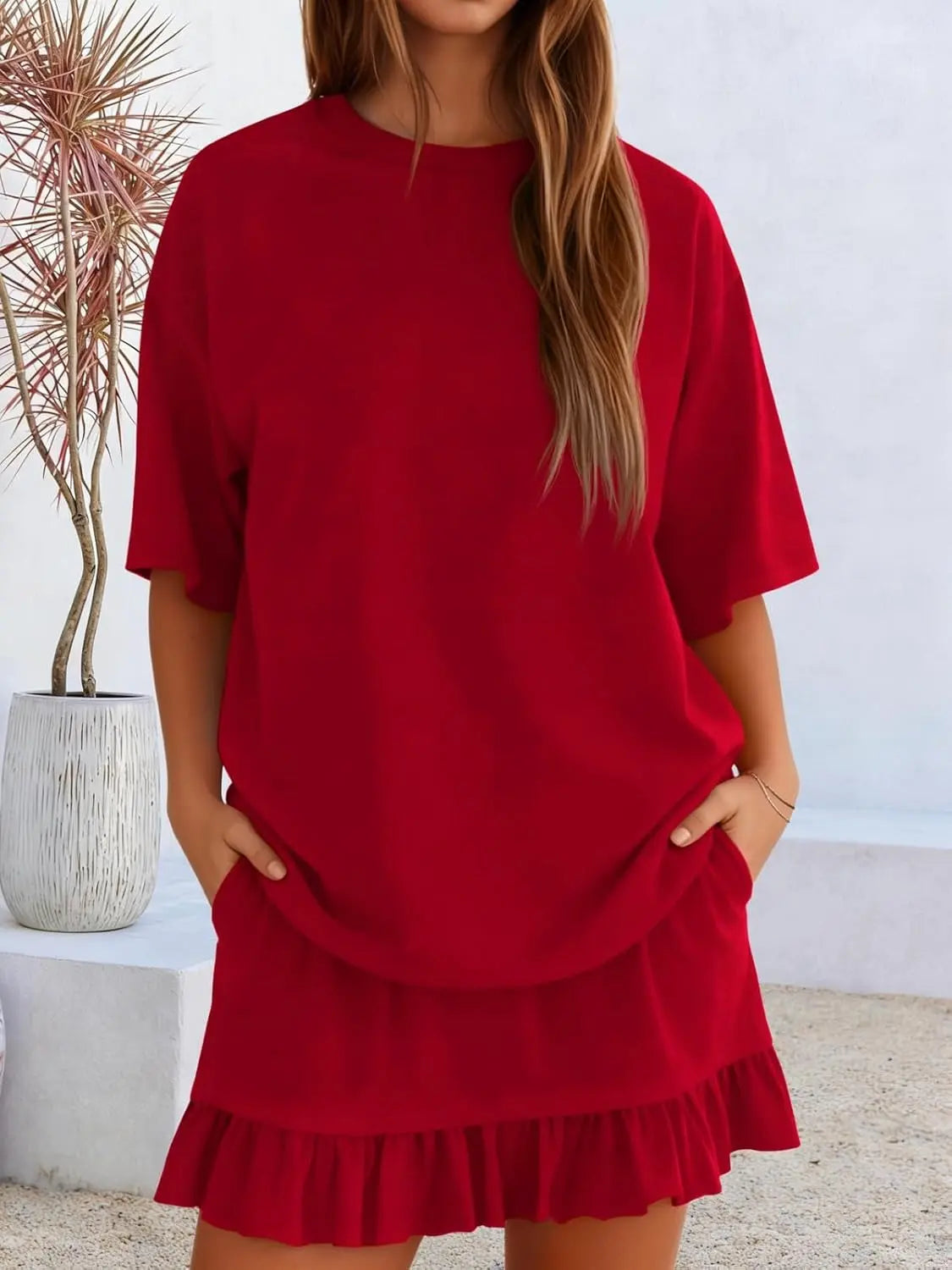 Damen Zweiteiler mit Crewneck Top und Minirock in Nahaufnahme