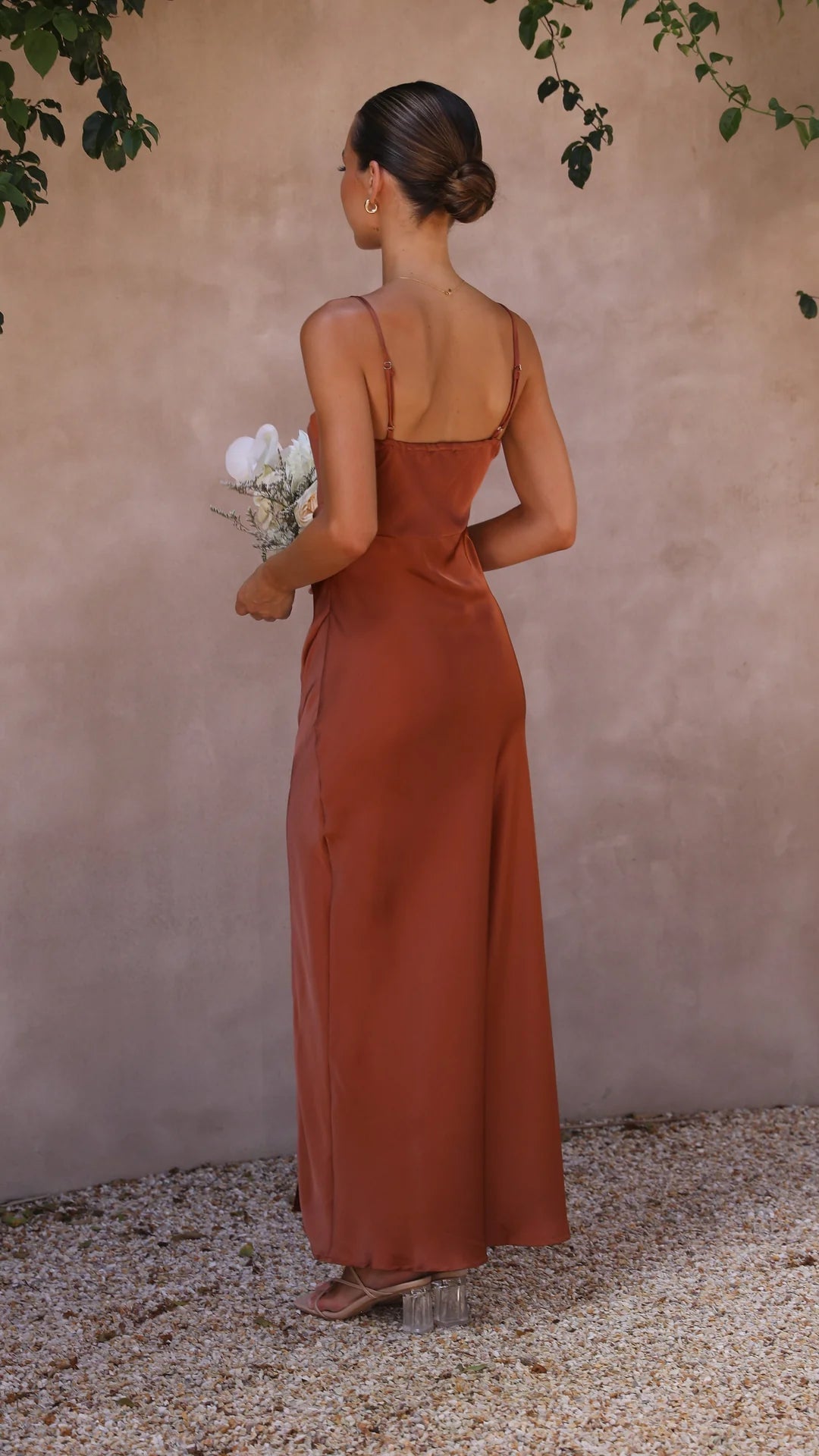 Elegantes Satinkleid für Damen mit stilvollem geradem Ausschnitt