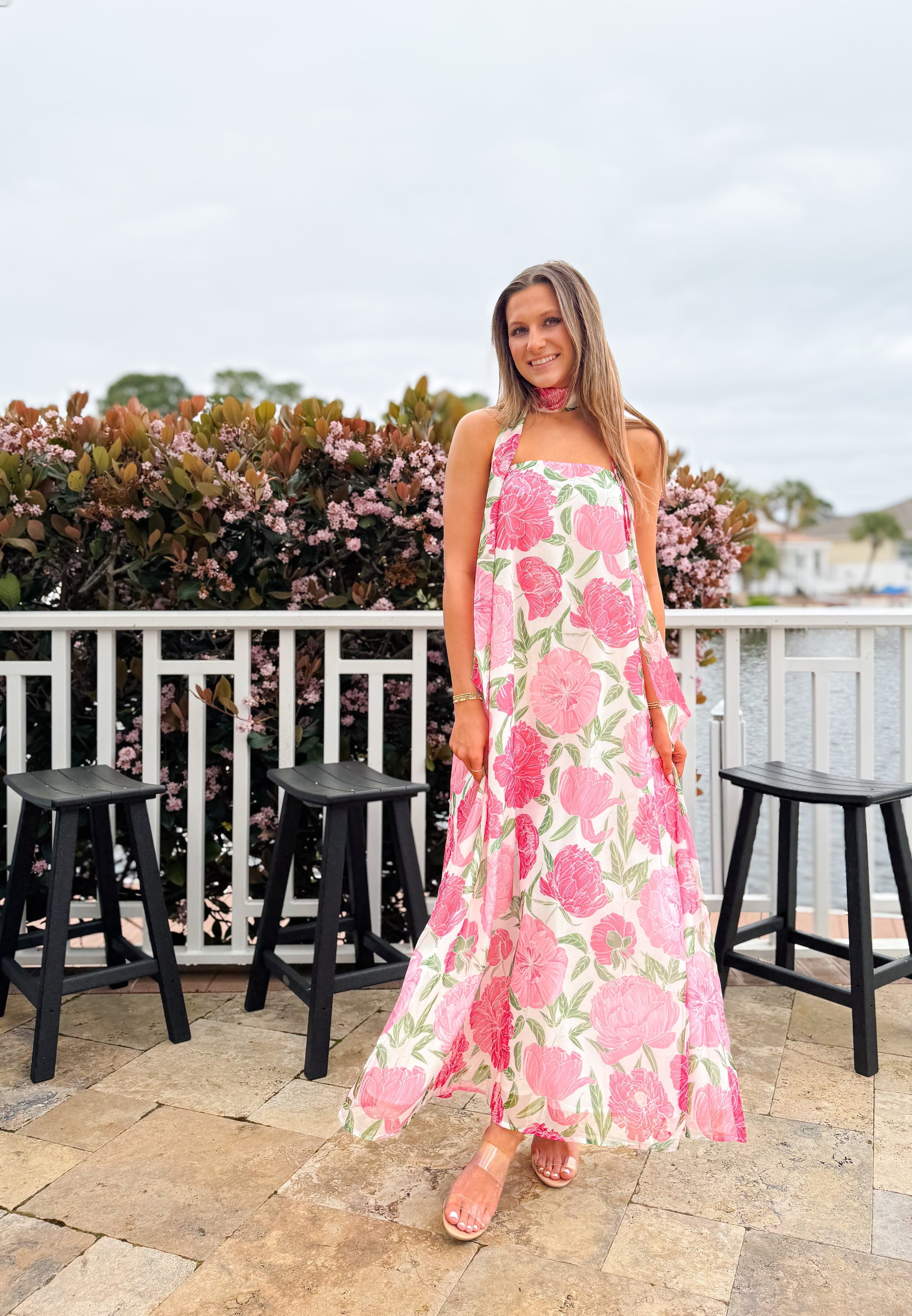 Elegantes Damen Maxikleid in Rosé mit Blumenprint und neckholder-ausschnitt