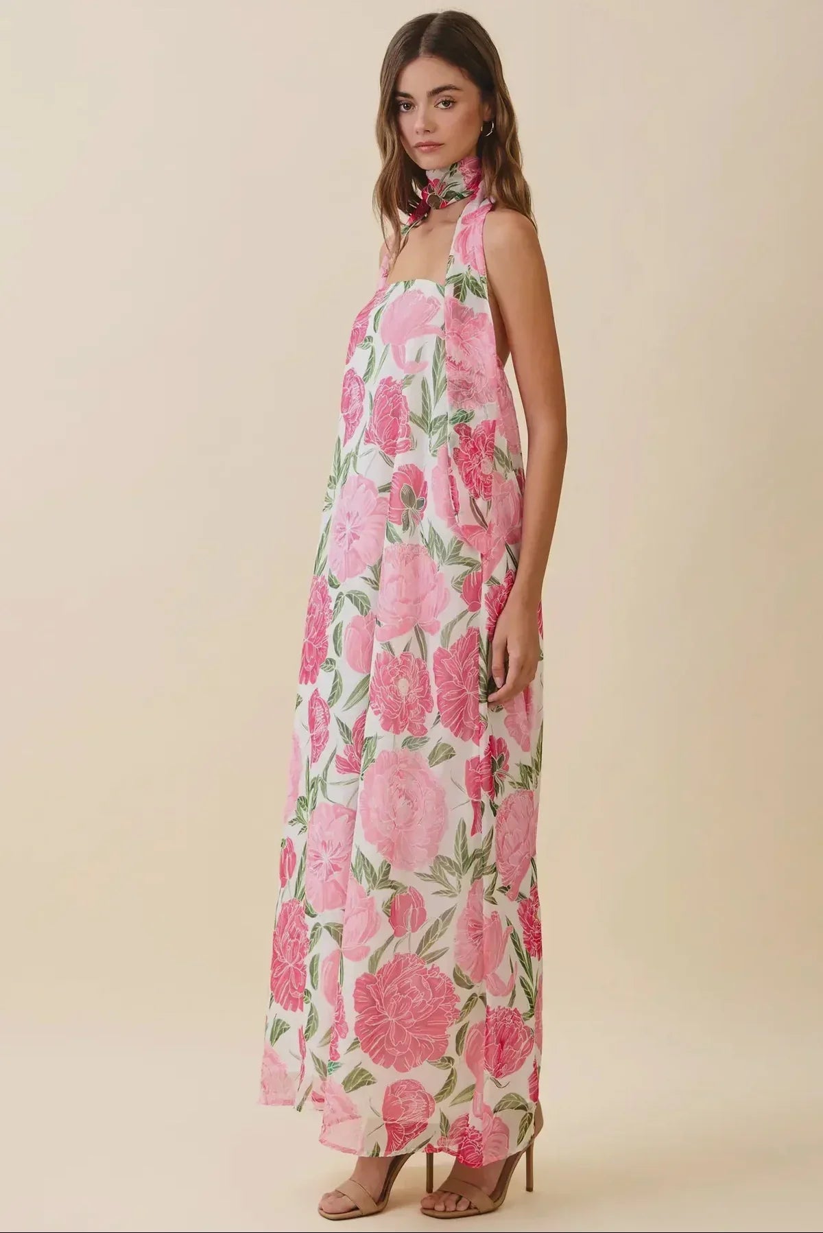 Rosé Maxikleid mit Blumenmuster, weitem fallendem Rock und elegantem Neckholder