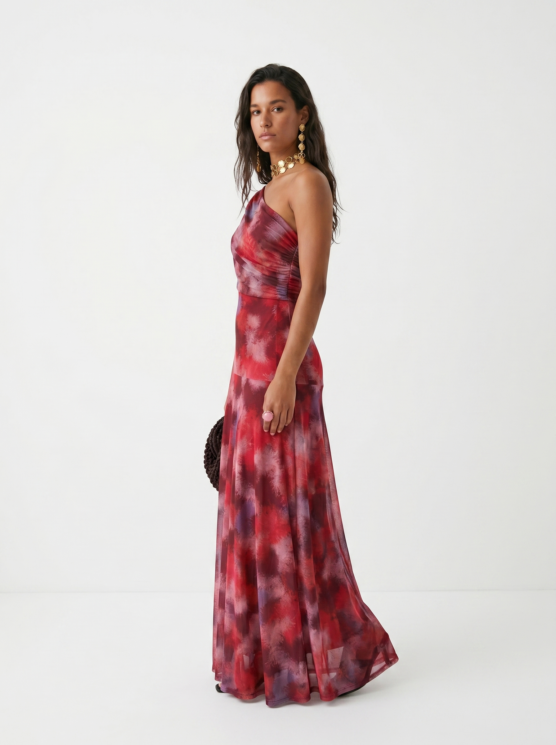Seitenansicht des Off-Shoulder-Maxikleids mit elegantem Fall