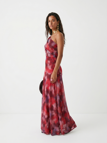 Seitenansicht des Off-Shoulder-Maxikleids mit elegantem Fall