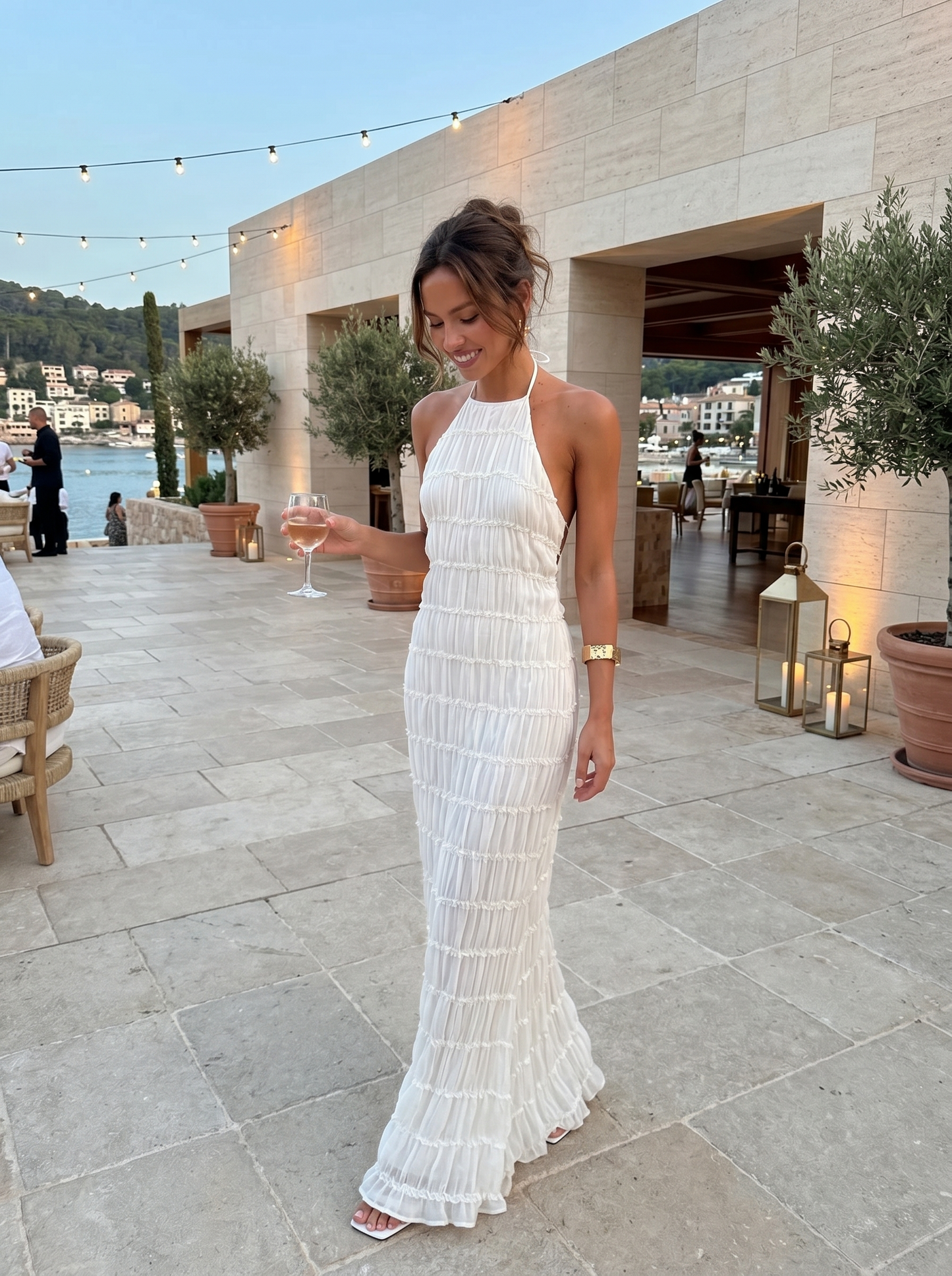 Langes Damenkleid mit Volants und ärmellosem Schnitt