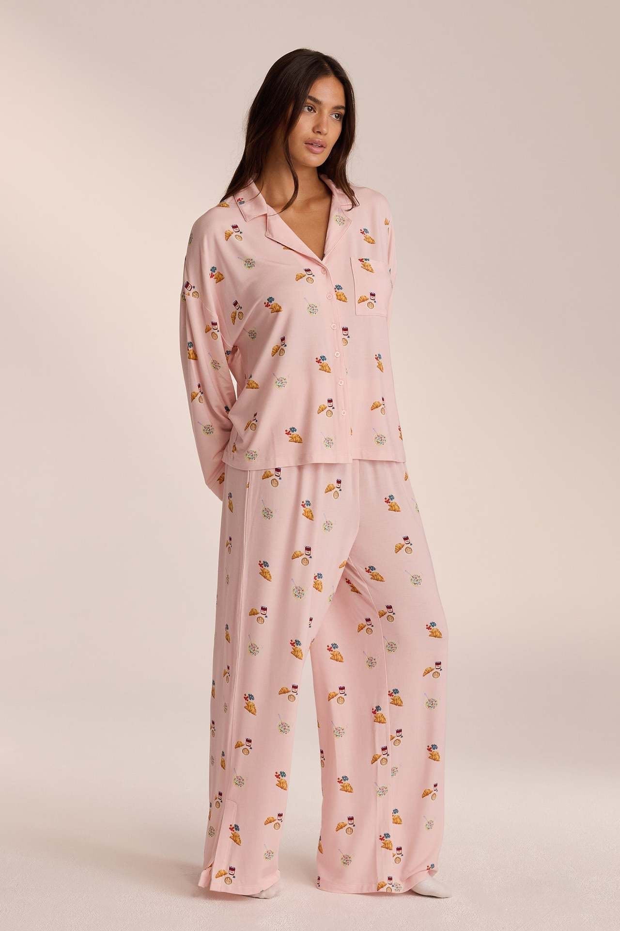 Damen Zweiteiler mit weiter Hose und Mini Print in stilvoller Gesamtansicht