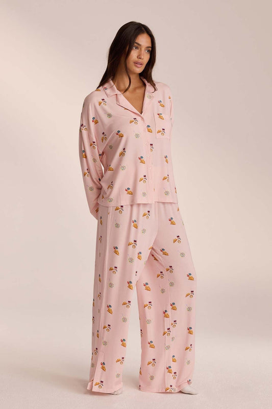 Damen Zweiteiler mit weiter Hose und Mini Print in stilvoller Gesamtansicht