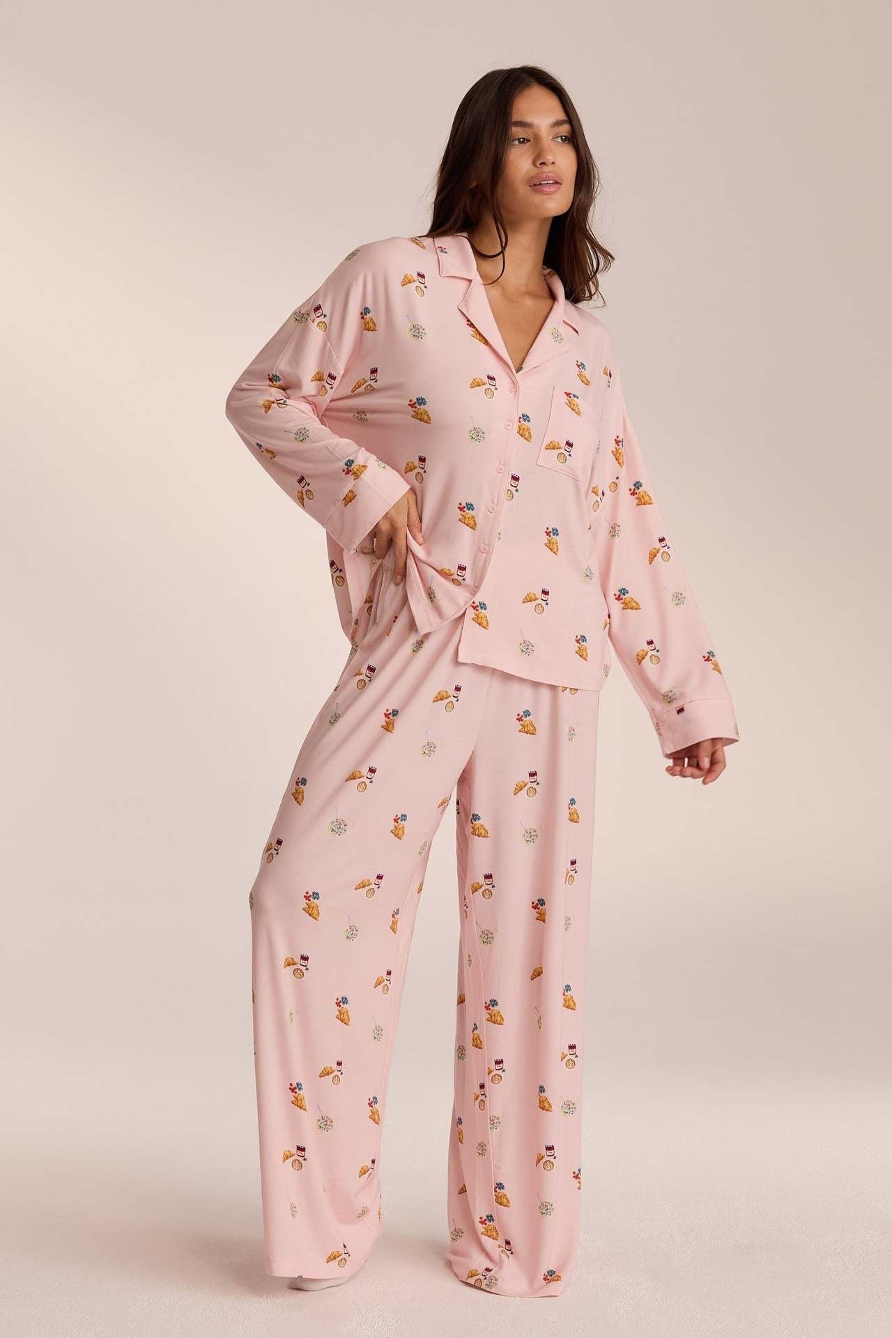 Stilvolles Set für Damen mit Oberteil und weiter Hose mit Mini Muster
