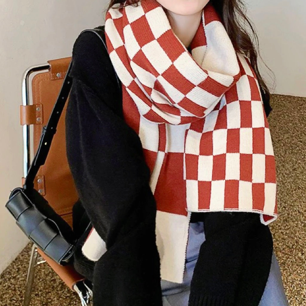 Karierter Wollschal aus reiner Wolle in vollständiger Ansicht