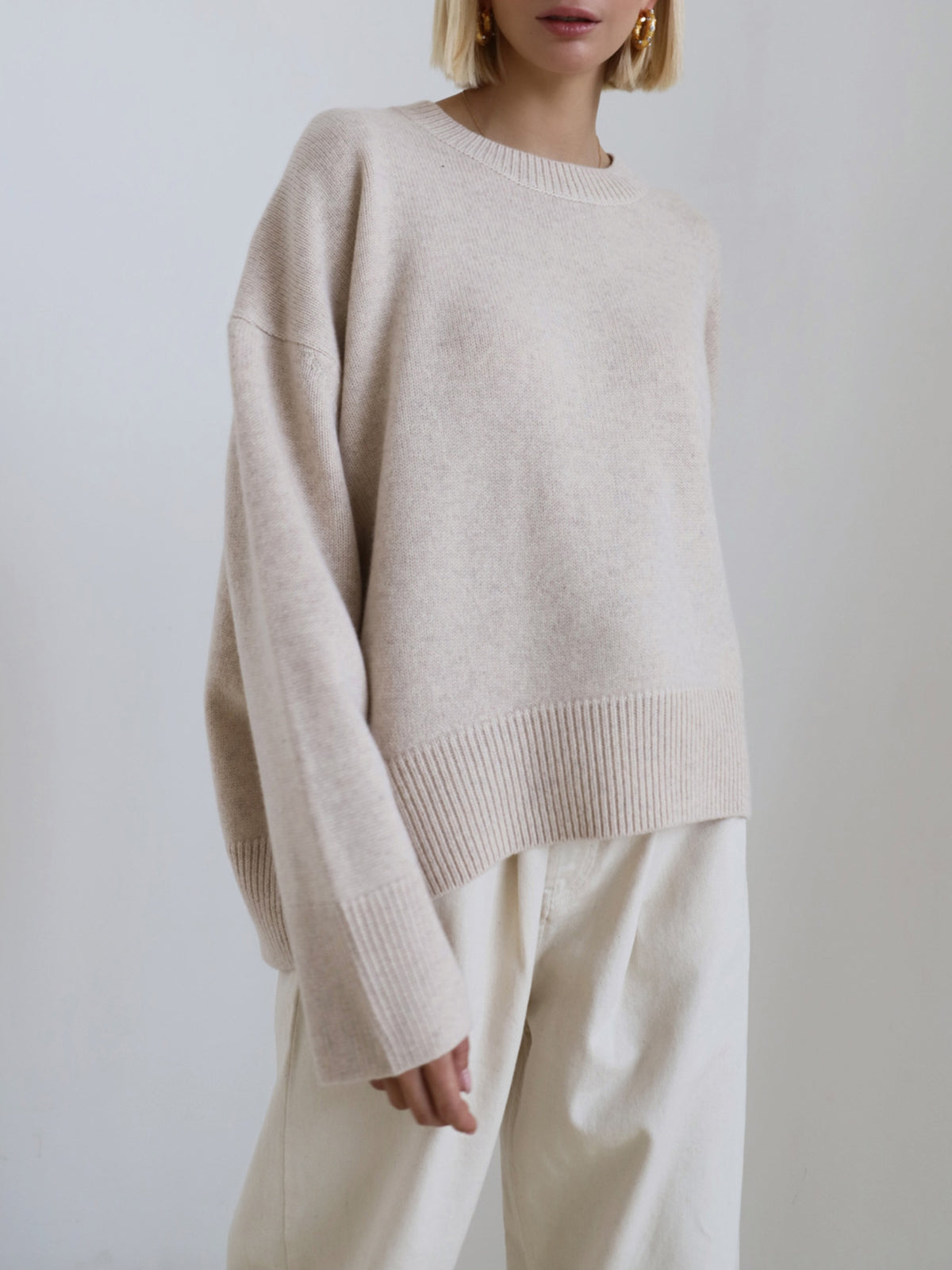 Nahaufnahme des Strickmusters am Damenpullover