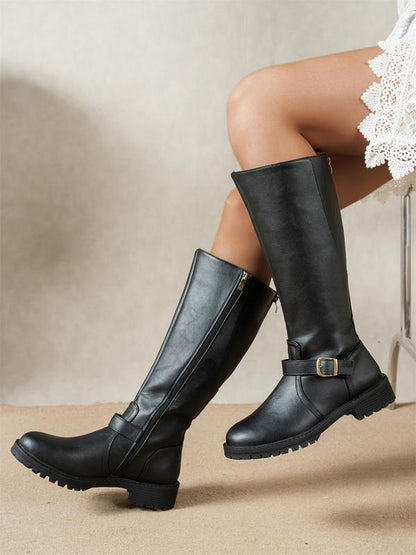 Detailansicht der kniehohen Damenstiefel und des Blockabsatzes