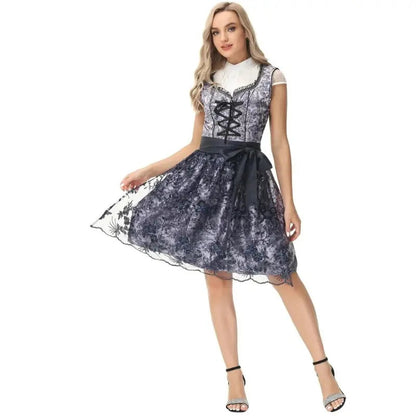 Detailansicht der Stickerei am Damen-Dirndlkleid mit traditionellem Miederoberteil