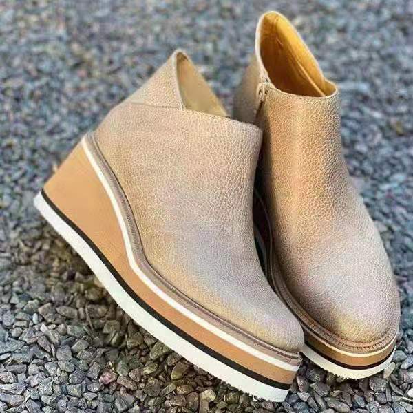 Ansicht der Laufsohle der Damen-Stiefelette mit Keilabsatz