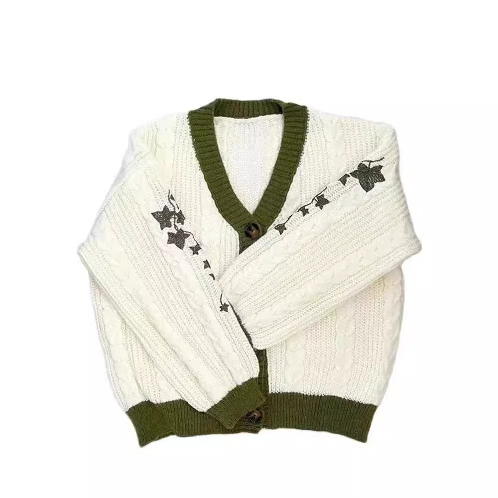 Detailansicht des Zopfmusters am Damen-Strickcardigan