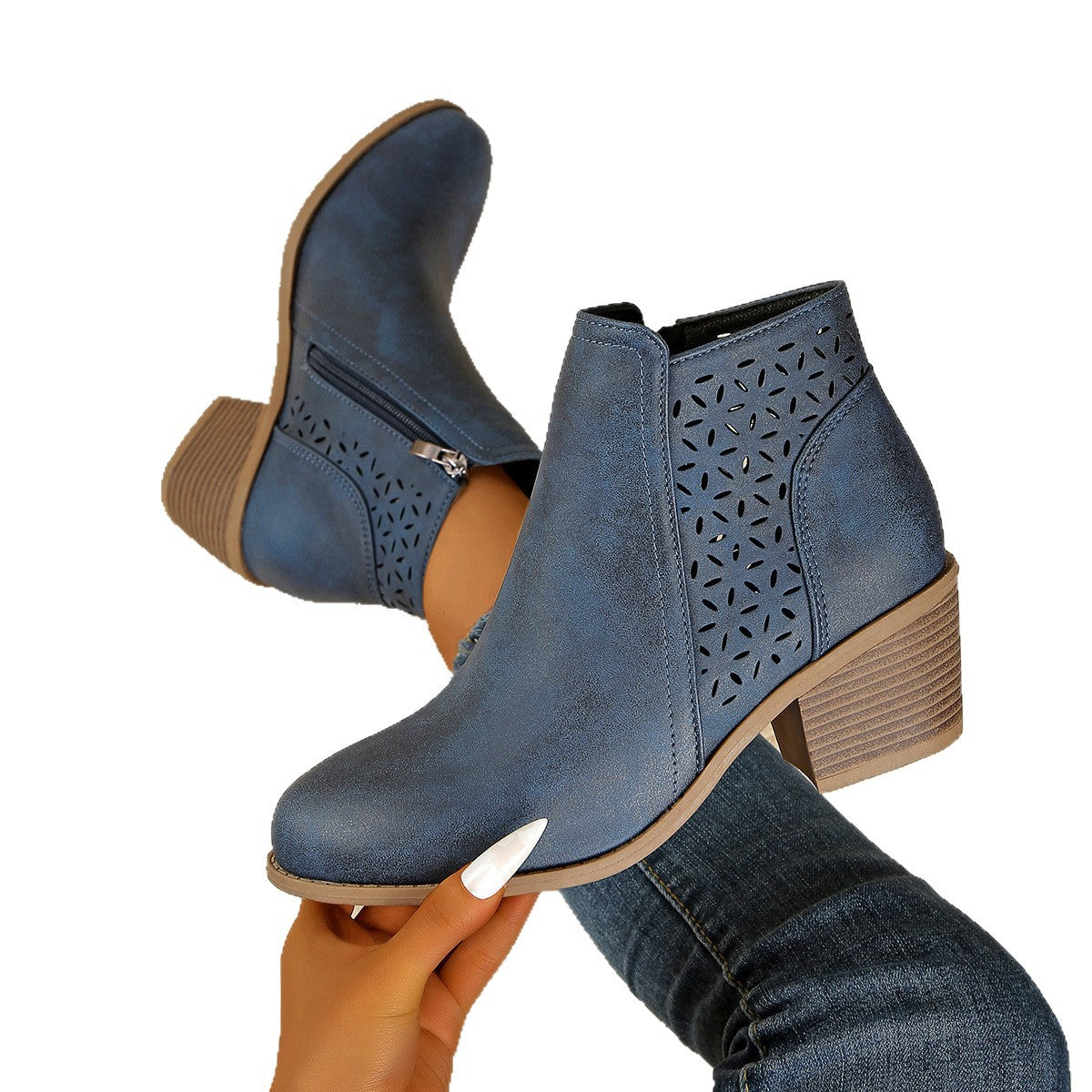 Seitliche Ansicht der Damen-Stiefelette mit Blockabsatz