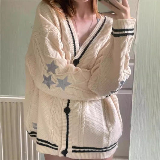 Damen-Cardigan im Oversize-Schnitt mit Zopfmuster und Sternapplikationen