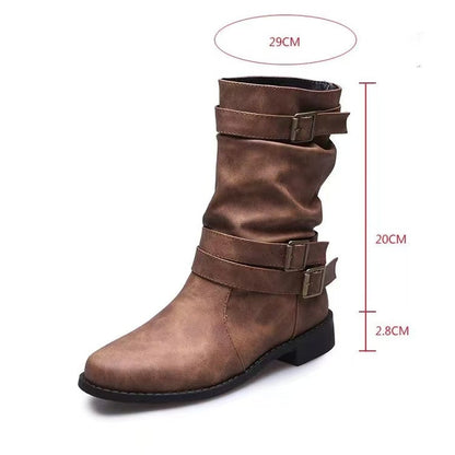 Detailansicht der dekorativen Schnallenriemen am Damenstiefel
