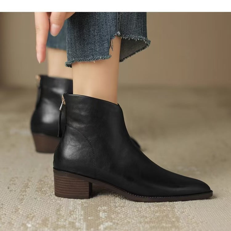 Seitliche Ansicht der Damenstiefelette mit stabilem Blockabsatz