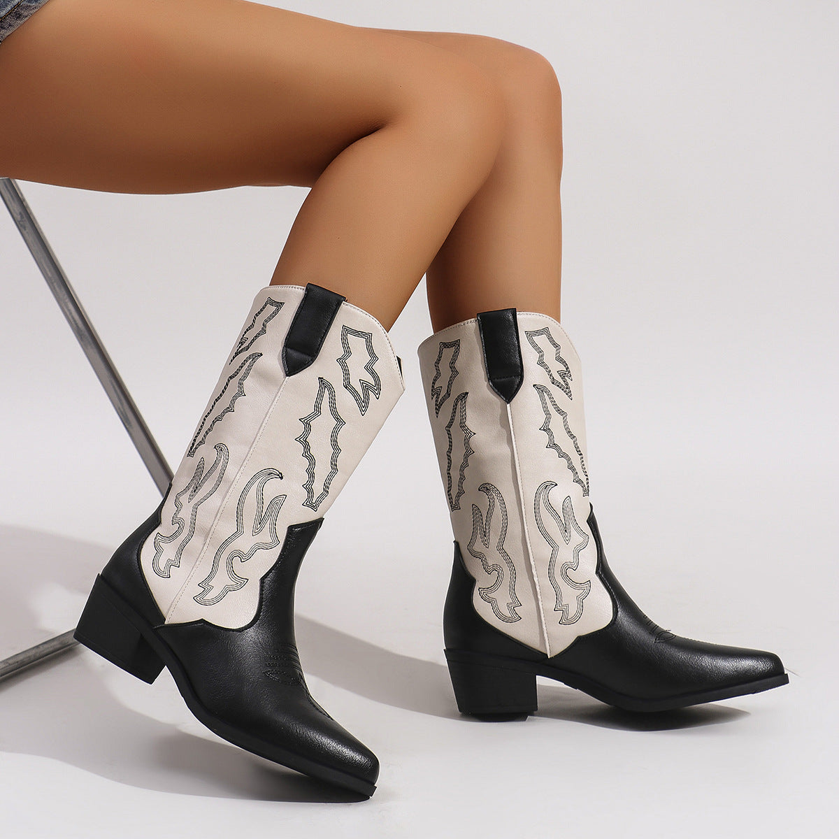 Damenstiefel im Westernstil als modische Outfit-Ergänzung