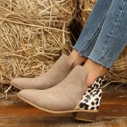 Nahaufnahme des Leoparden-Fersenpaneels an den Chelsea Boots
