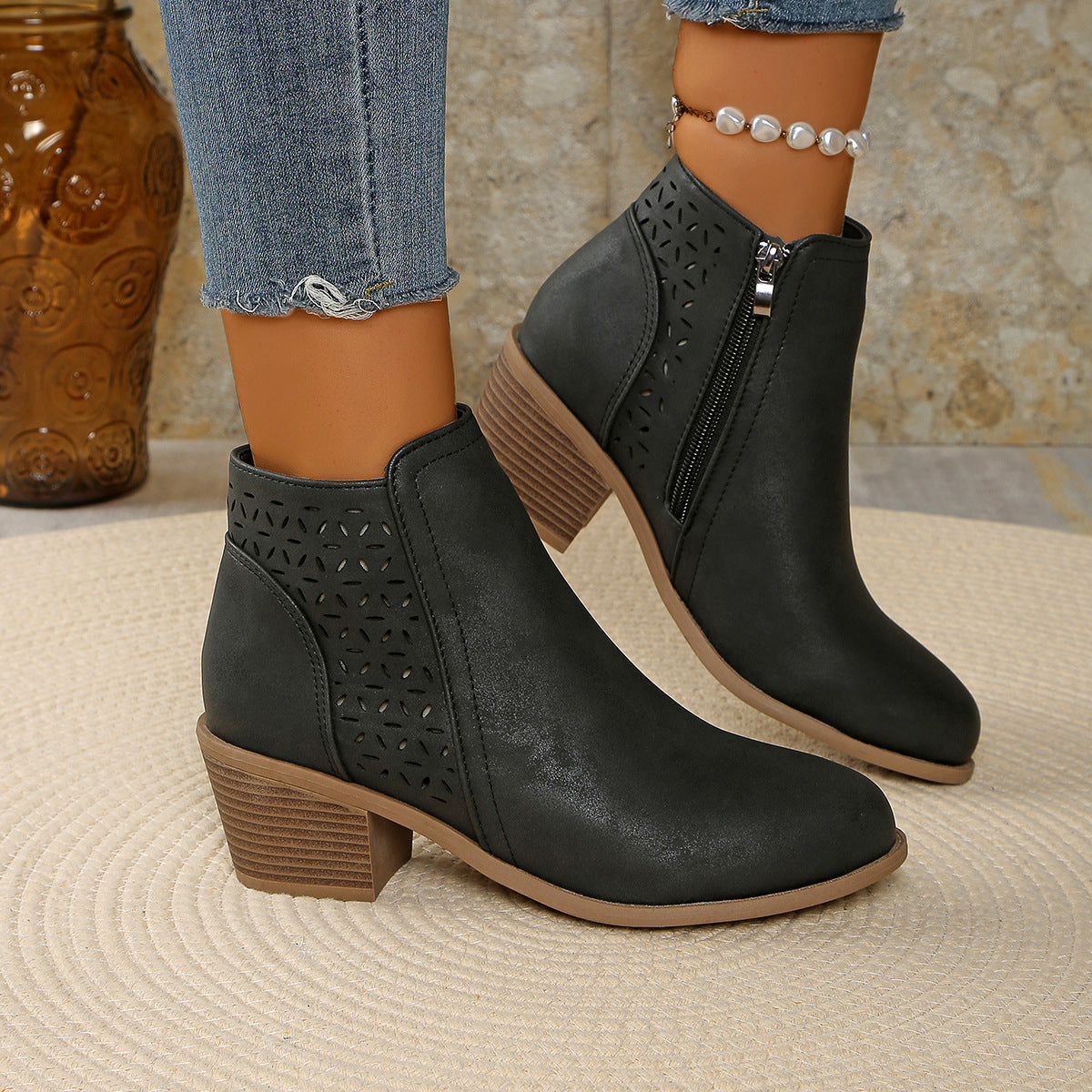 Detailansicht der Laser-Cut-Perforation an der Stiefelette
