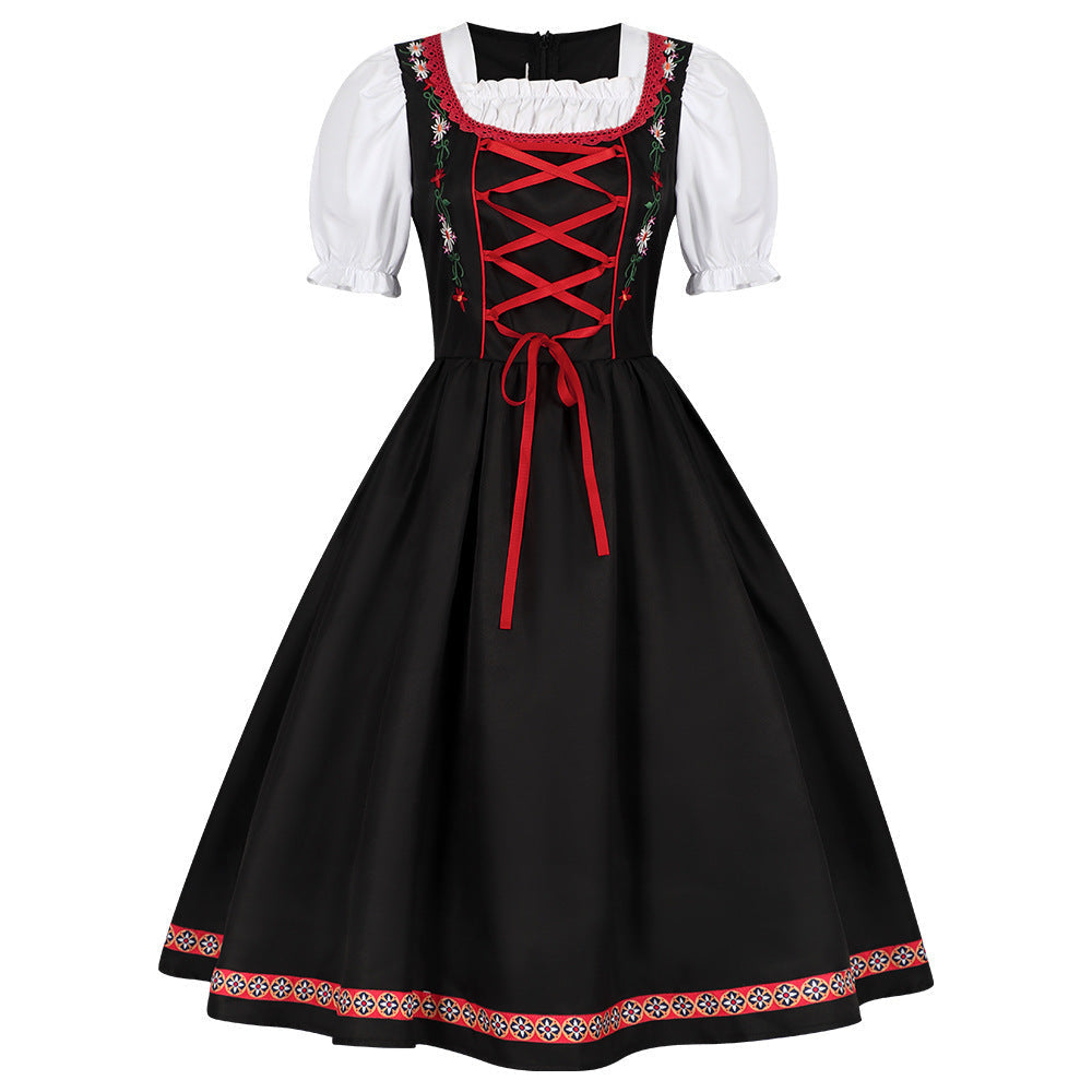 Detailaufnahme des bestickten Mieders am festlichen Damen-Dirndl
