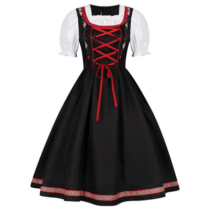 Detailaufnahme des bestickten Mieders am festlichen Damen-Dirndl
