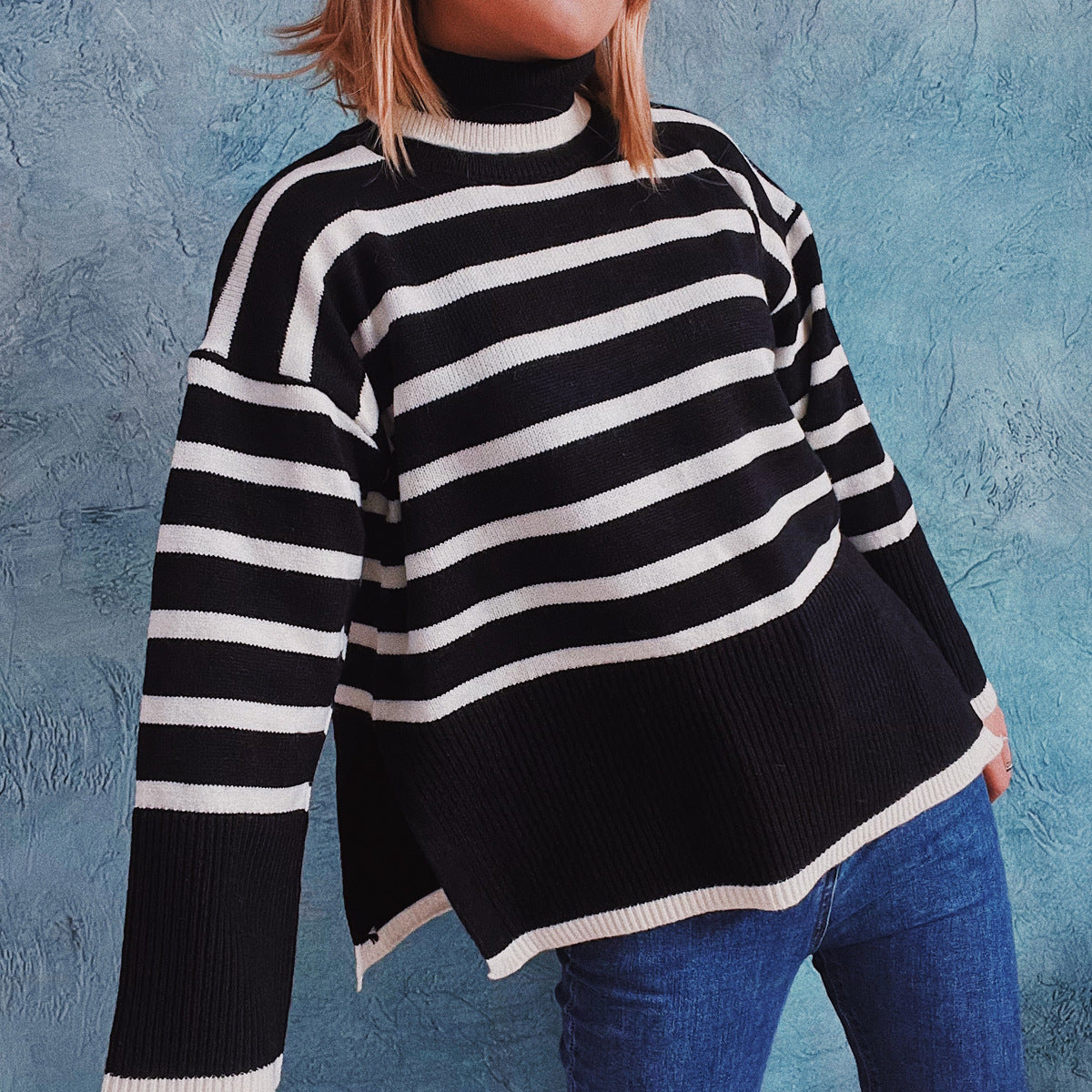 Gestreifter Strickpullover mit klassischem Rundhalsausschnitt