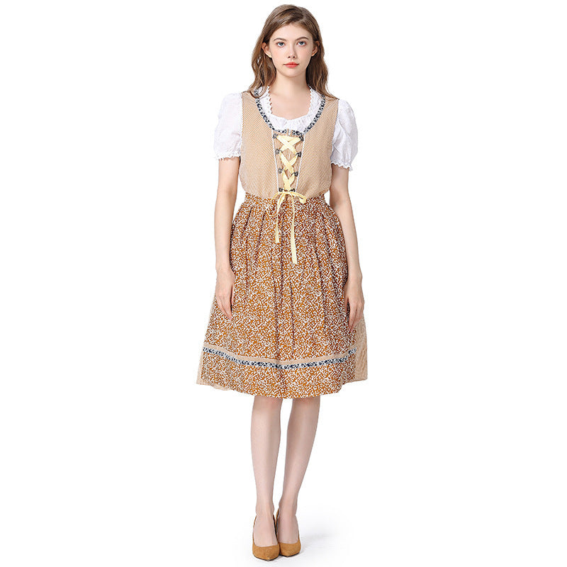 Vorderansicht des Damen-Dirndls mit eleganter Spitzenbluse