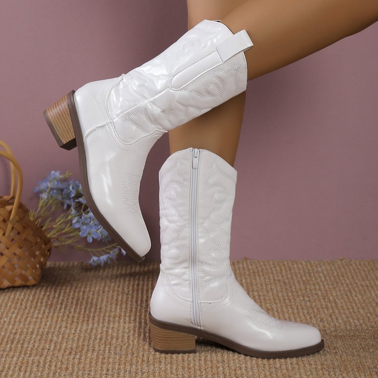 Damen-Cowboystiefel als modische Kombination für den Alltag