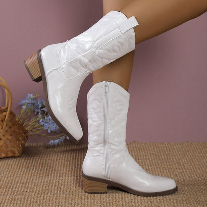 Damen-Cowboystiefel als modische Kombination für den Alltag