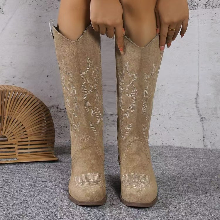 Kniehoher Schaft der Damenstiefel mit strukturierter Oberfläche