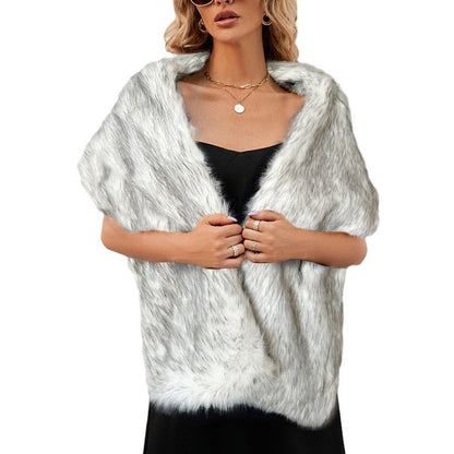 Eleganter Damen-Kunstfellschal passend zu verschiedenen Winterlooks