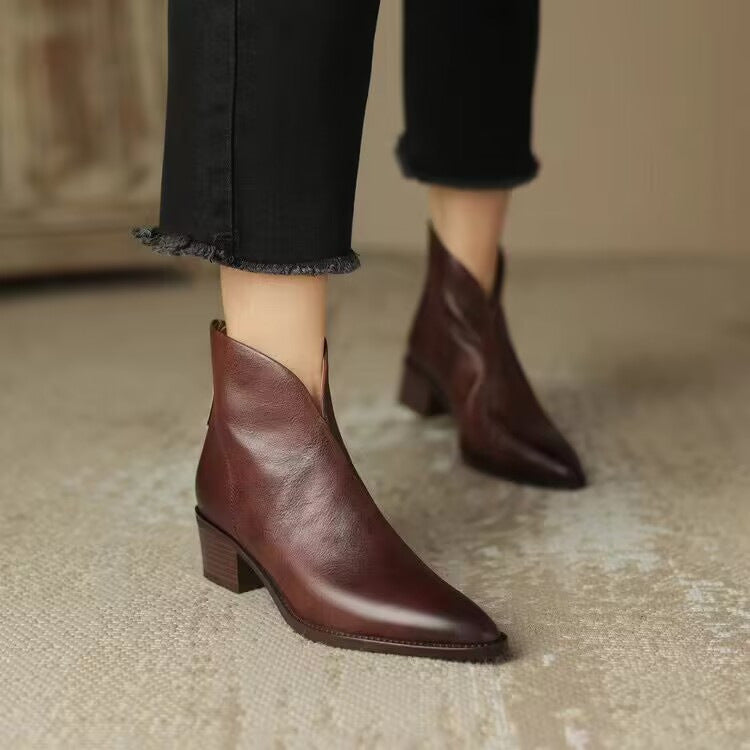 Rückansicht der Damenstiefelette mit asymmetrischer Schaftform